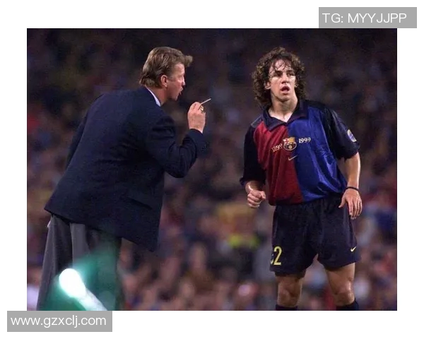 足球明星佩戴墨镜潇洒入场引发全场瞩目展现独特魅力与风格