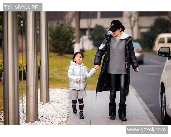 足球明星与女儿亲密互动一起打球的视频温馨时刻引发网友热议