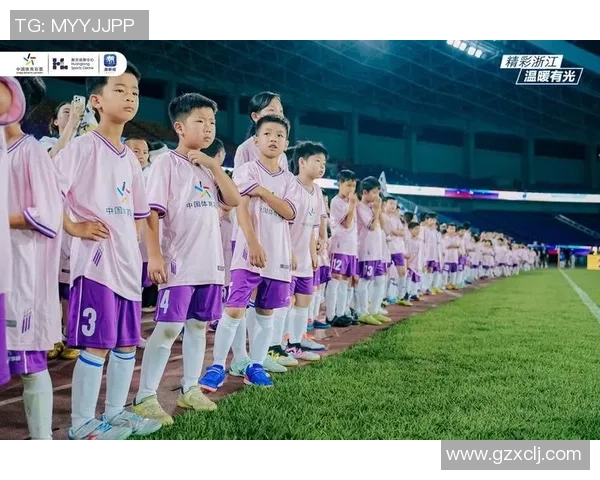 足球明星的可爱小孩们展现天赋与活力的精彩瞬间